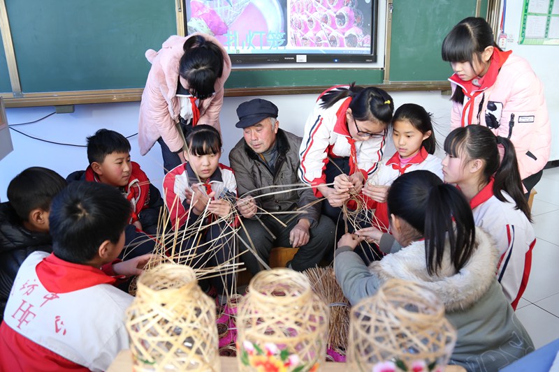 Lantern making gives villagers in E China's Shandong steady income