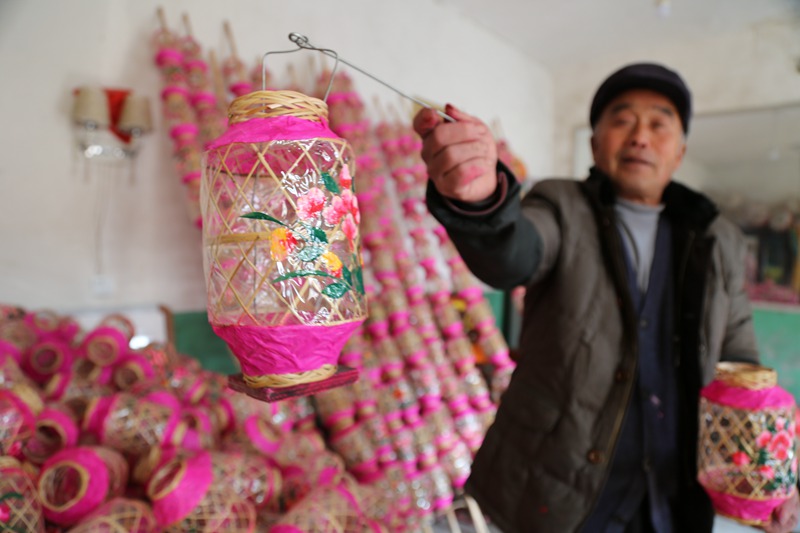 Lantern making gives villagers in E China's Shandong steady income