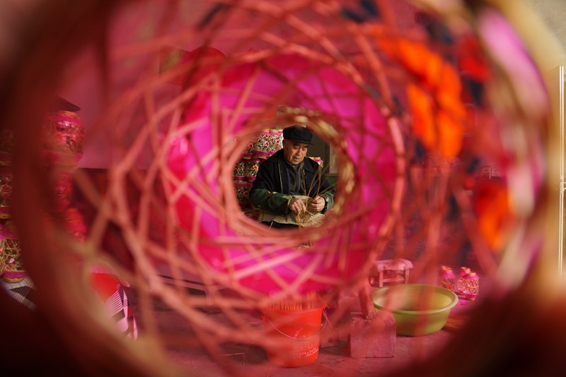 Lantern making gives villagers in E China's Shandong steady income