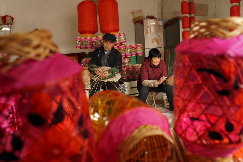 Lantern making gives villagers in E China's Shandong steady income