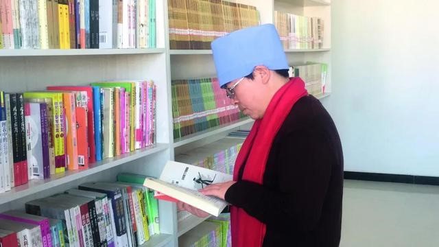 Ma Huijuan, deputy to the 13th National People's Congress, reads a book. (Photo courtesy of The People's Congress of China)