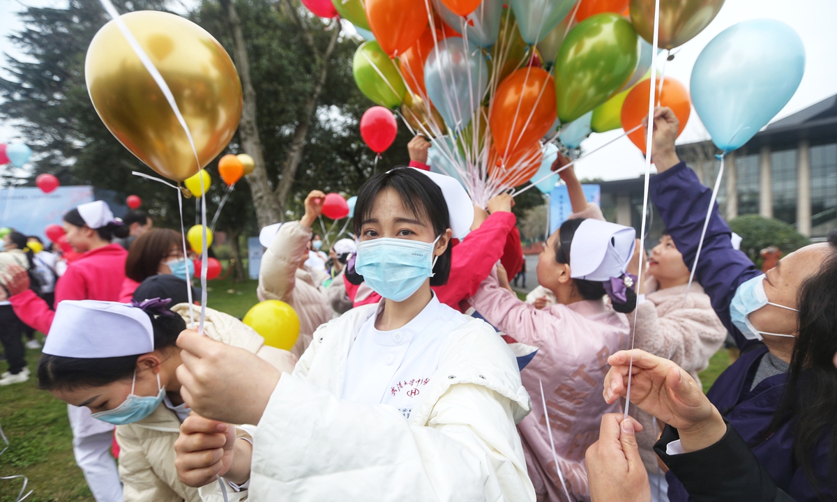  Nurses receive colorful balloons at the welcome ceremoney on Saturday. Photo: Cui Meng/GT