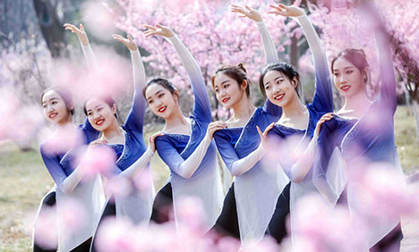 Jinan college students dance around blooming flowers