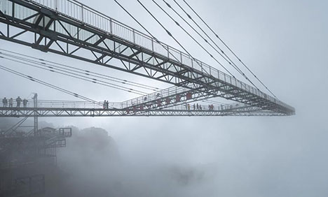 Glass skywalk in Chongqing attracts visitors