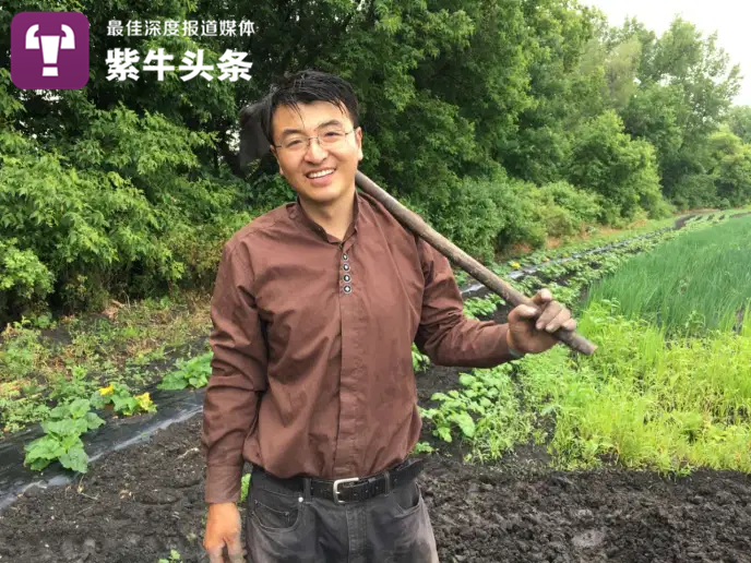 Chinese man becomes online celebrity after building Chinese–style greenhouse in Canada