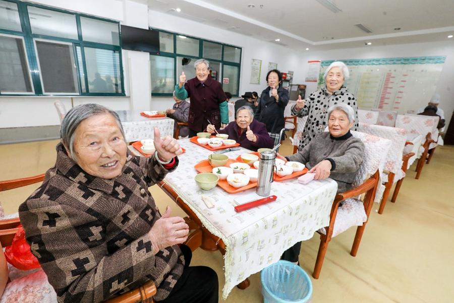 China gradually improves elderly care service system