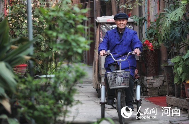 Octogenarian gives free haircuts to residents for more than six decades