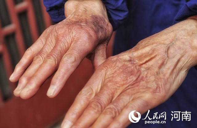 Octogenarian gives free haircuts to residents for more than six decades