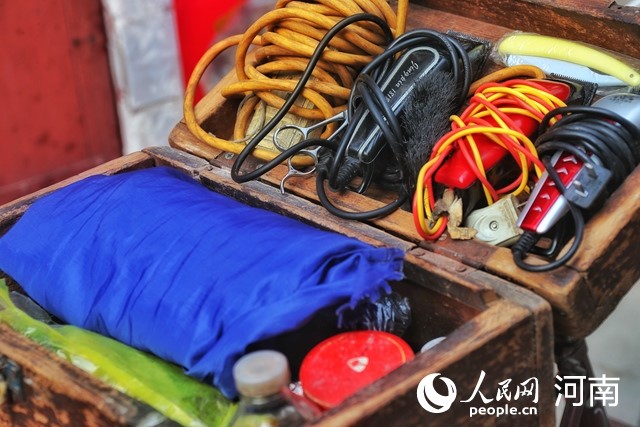 Octogenarian gives free haircuts to residents for more than six decades