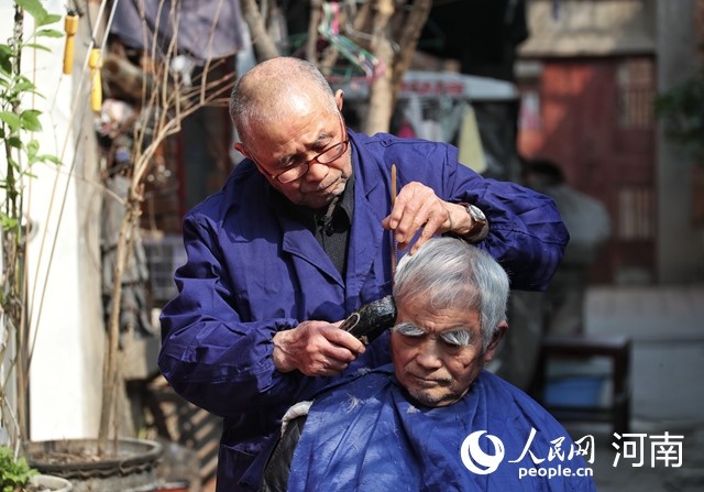 Octogenarian gives free haircuts to residents for more than six decades