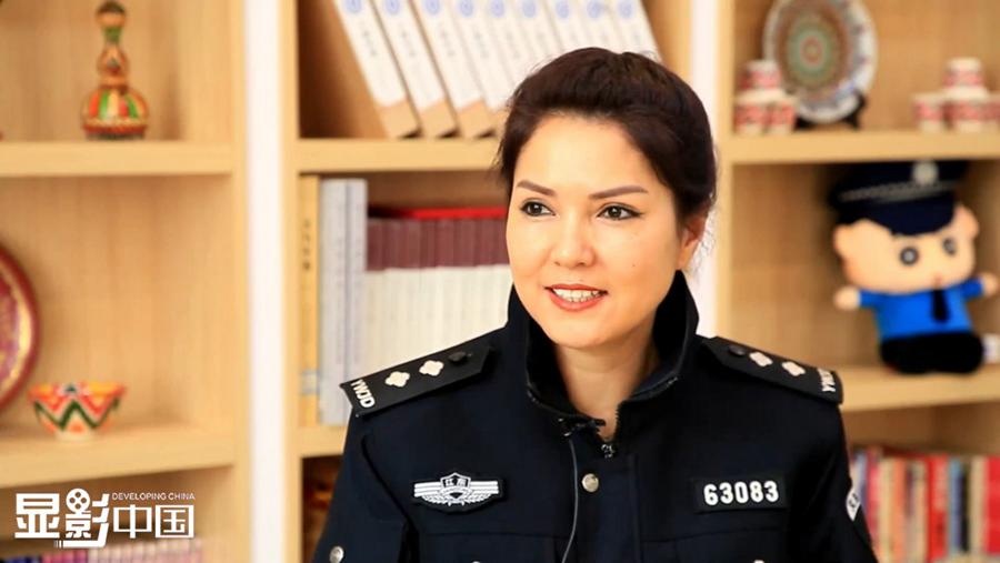 Meet the auxiliary police officer in E China's Zhejiang who can speak eight languages