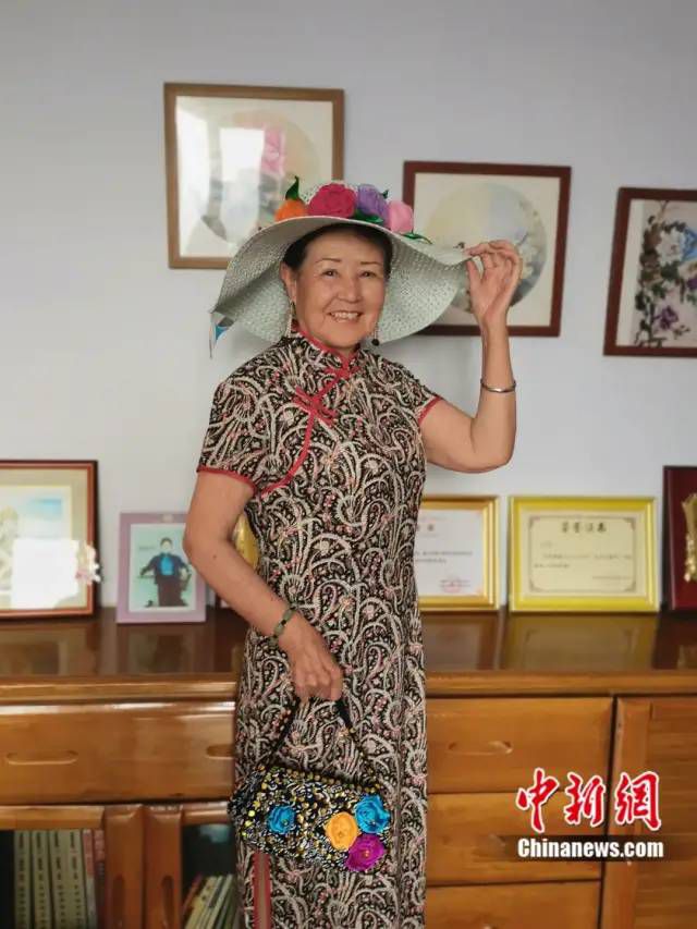 Octogenarian granny shows how graceful aging could be