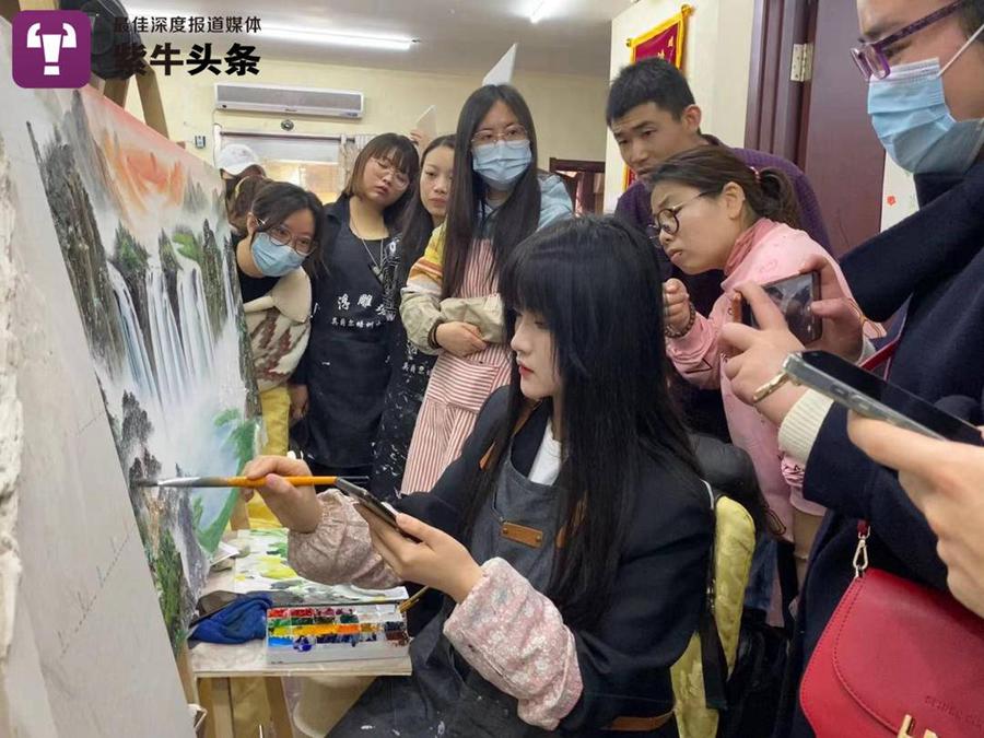 Late-90s girl runs a thriving business producing mural painting, earns 40,000 yuan in six days