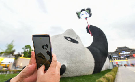 "Selfie Panda" sculpture in Sichuan goes popular