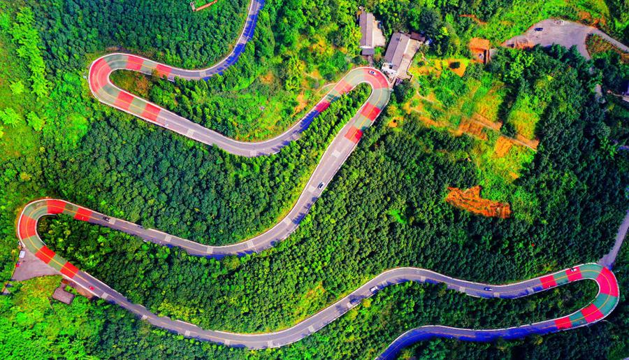 Tourist-oriented roads drive boom in tourism sector and prosperity for rural residents in China