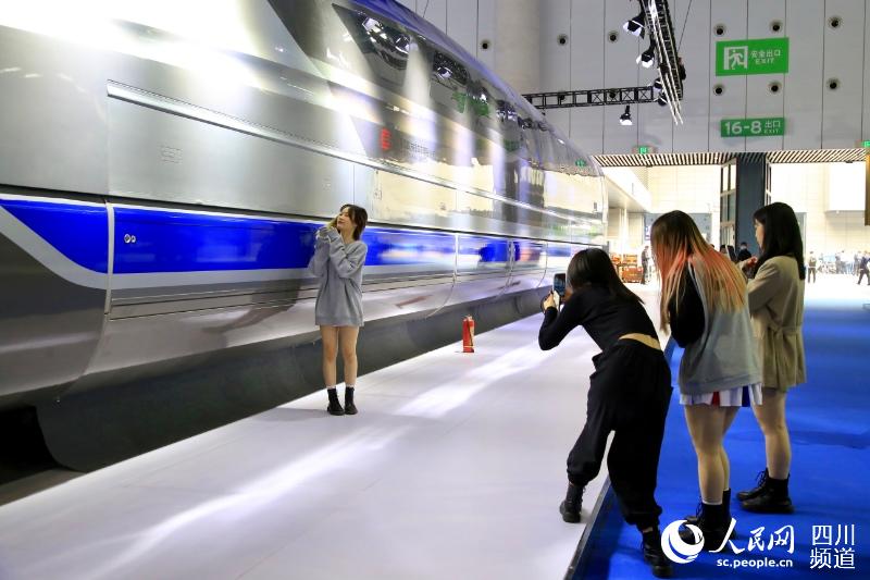 World's first 160 km/h monorail maglev train makes its debut in Chengdu