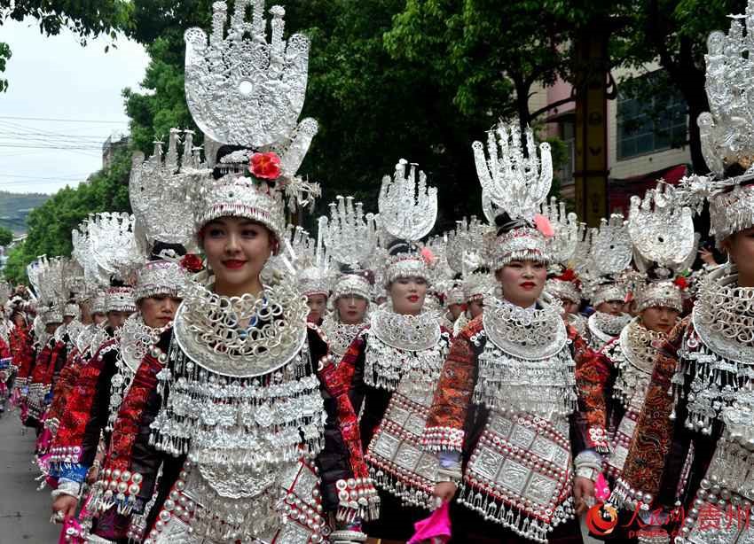 The traditional folk costumes of the Miao – “History worn on the body” -  People's Daily Online