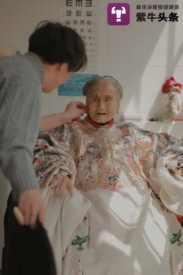 Man spends savings to customize traditional Han clothing for 94-year-old great-grandmother