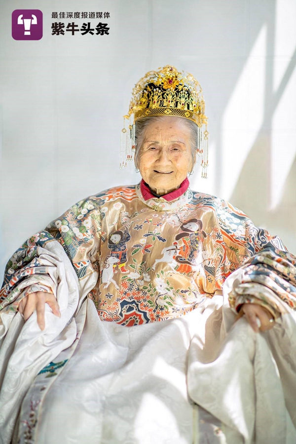 Man spends savings to customize traditional Han clothing for 94-year-old great-grandmother