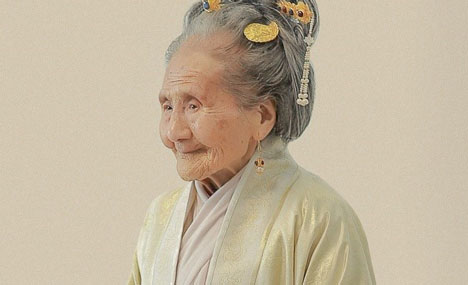 Man customizes traditional Han clothing for great-grandmother