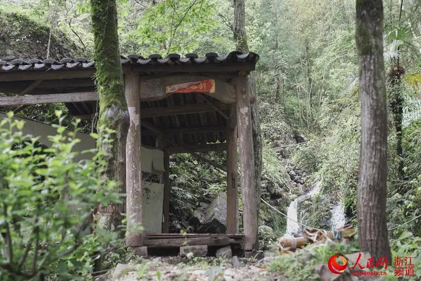 Post-90s Chinese girl builds replica of a wood pavilion found at the Forbidden City