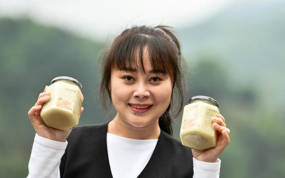 Young girl comes back to hometown to help villages develop bee breeding industry