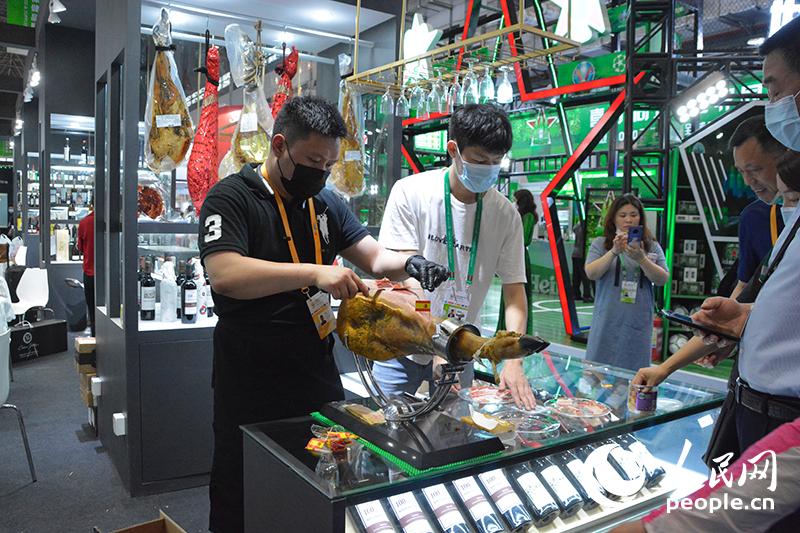 A glimpse of the first China International Consumer Products Expo