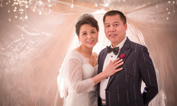 Daughter secretly arranges wedding ceremony for parents at banquet before her own wedding