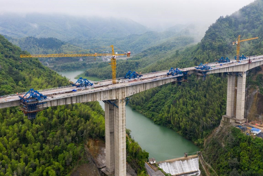 Expressway construction reveals China's rapid development