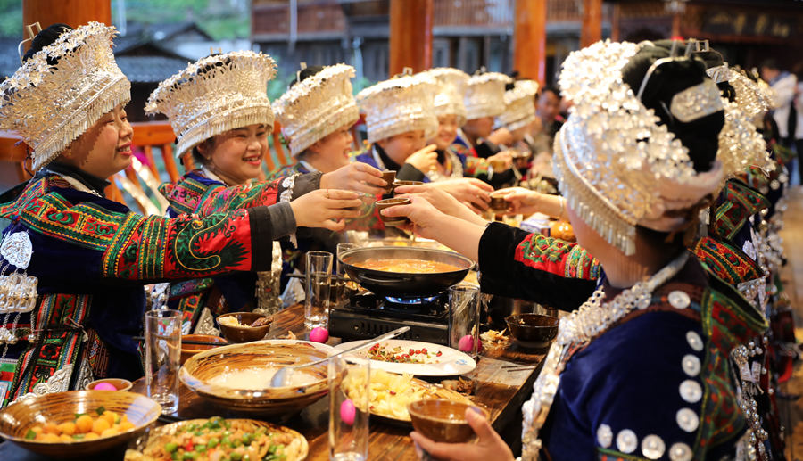 Miao long-table banquet brings you on date with delicious Guizhou cuisine and ethnic hospitality