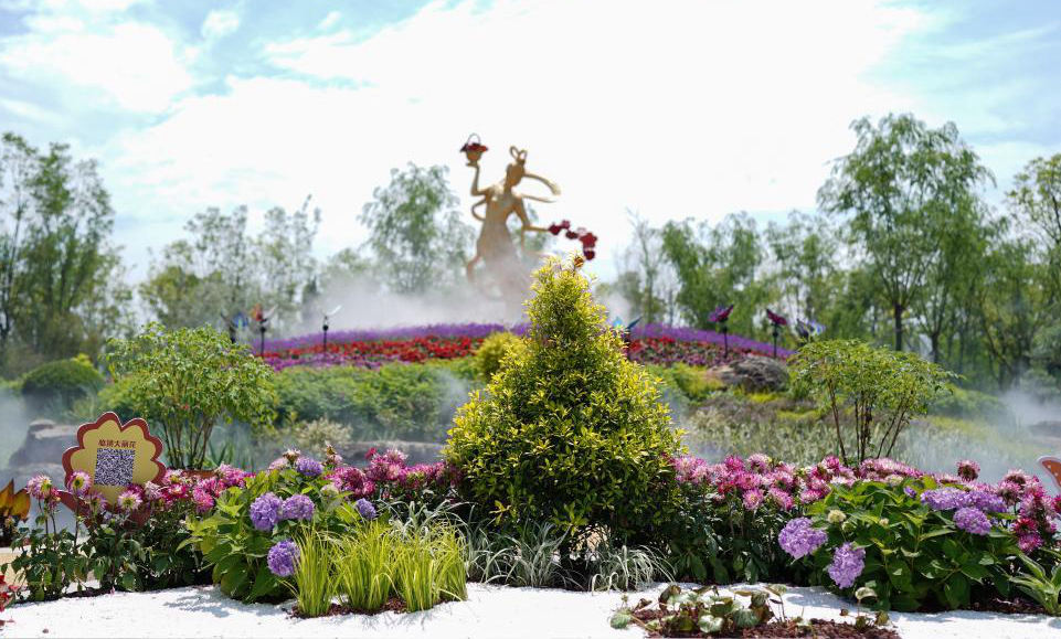 Flower expo opens in Shanghai