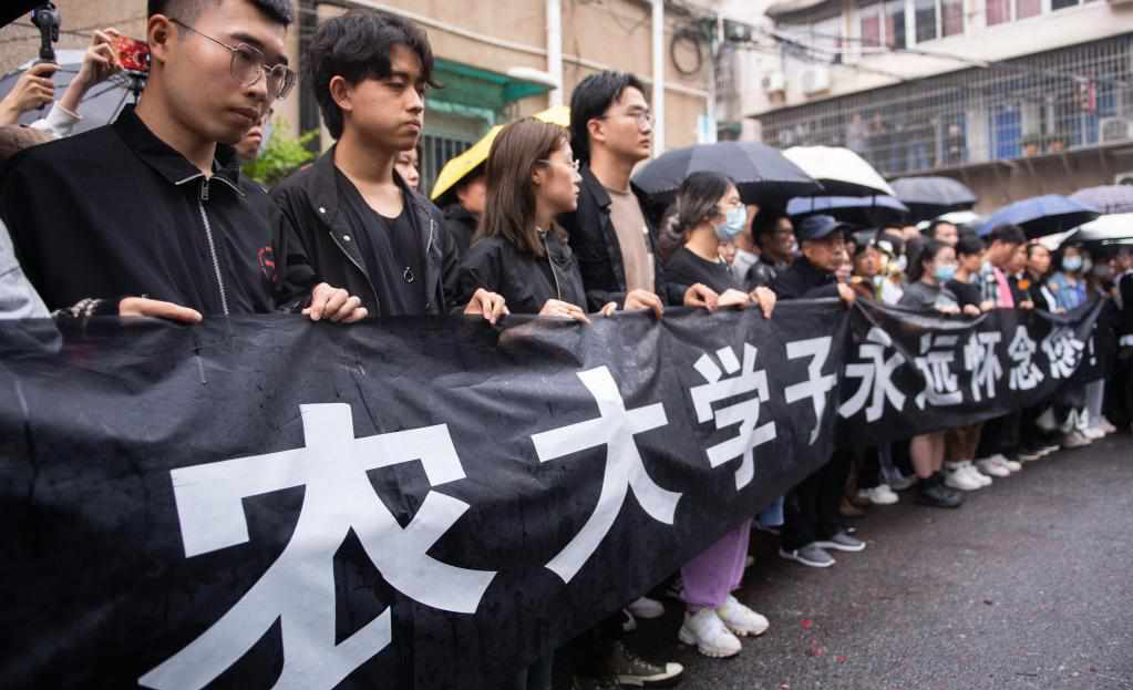 People mourn for Yuan Longping in Changsha