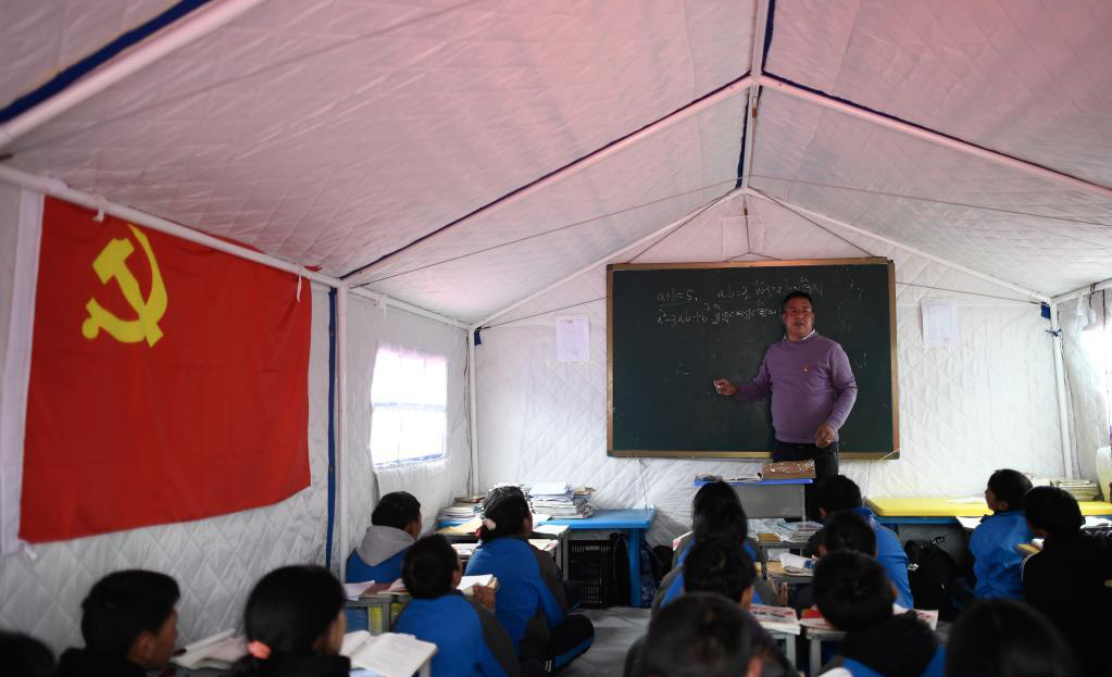 Students affected by earthquake resume classes at shelters in Qinghai