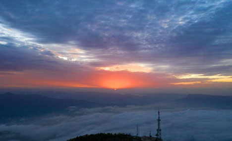 Amazing sea of cloud appears over township in Hubei