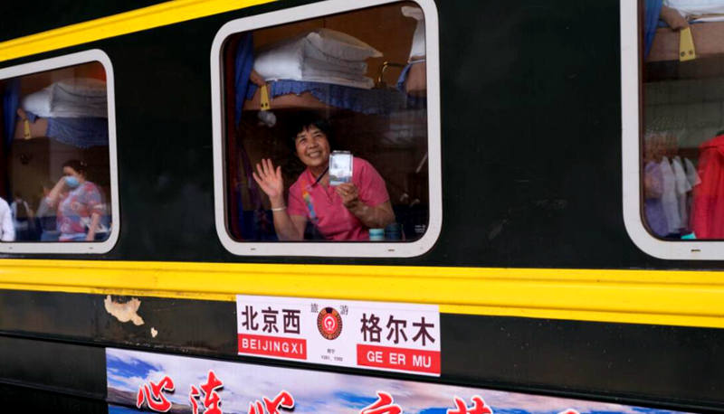 Beijing launches first tourist train to Tibet