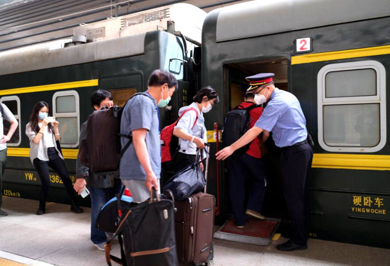 Beijing launches first tourist train to Tibet