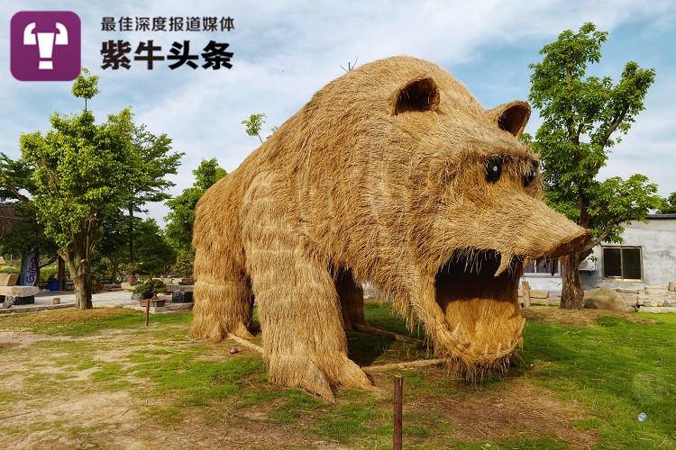 Chinese straw sculpture team earns up to 40 million yuan a year