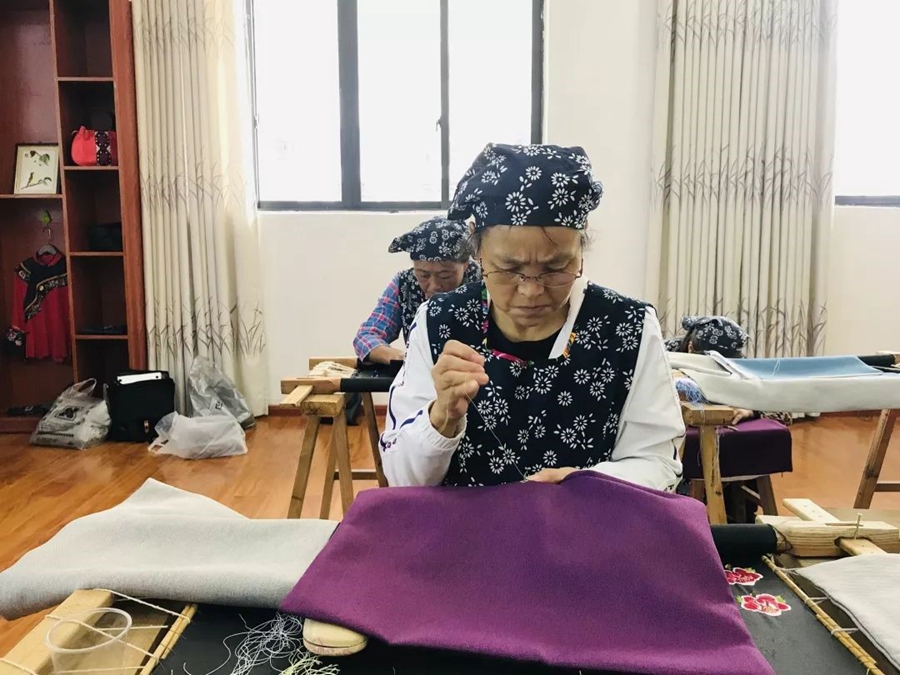 Relocated poor resident embraces better life through embroidery