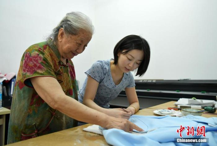 Octogenarian designer shares beauty of qipao