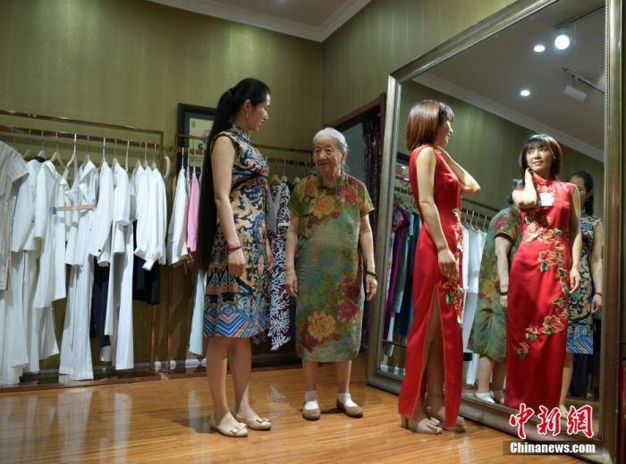 Octogenarian designer shares beauty of qipao