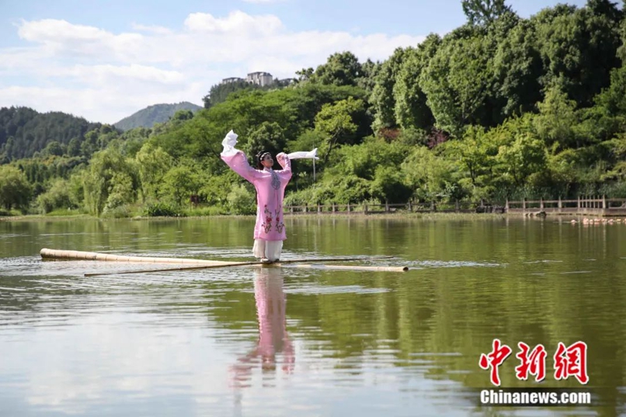 Post-95s girl becomes online hit with Kung Fu bamboo performance