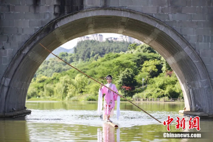 Post-95s girl becomes online hit with Kung Fu bamboo performance