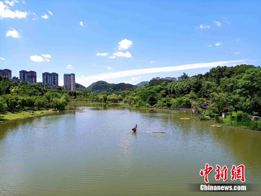 Post-95s girl becomes online hit with Kung Fu bamboo performance