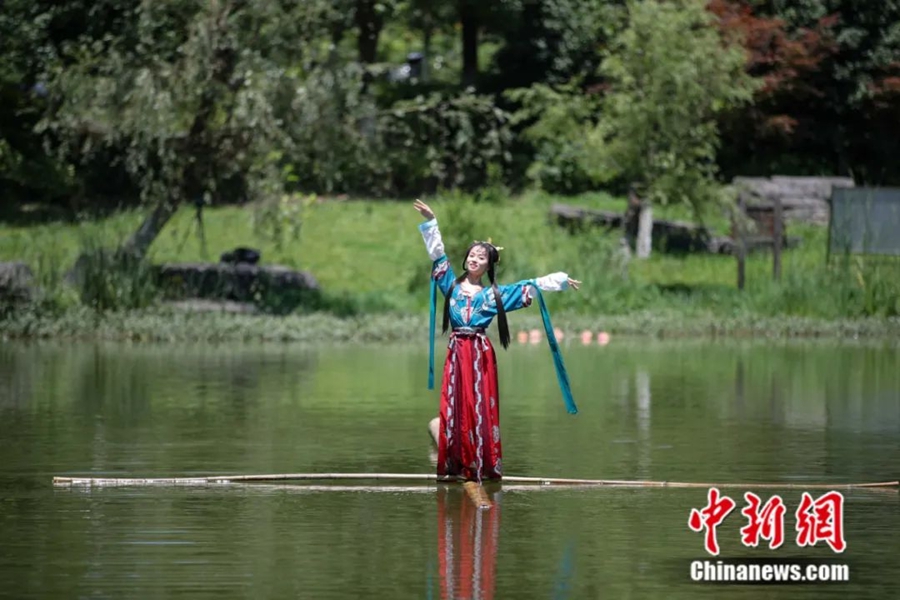 Post-95s girl becomes online hit with Kung Fu bamboo performance