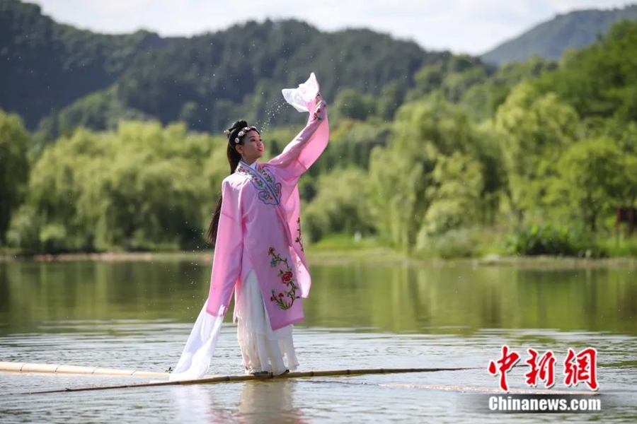 Post-95s girl becomes online hit with Kung Fu bamboo performance