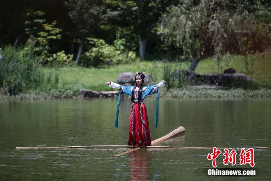 Post-95s girl becomes online hit with Kung Fu bamboo performance