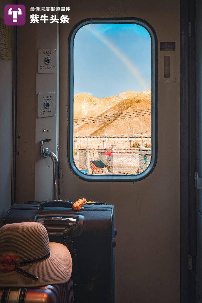 Photographer showcases China's distinct sceneries from train windows