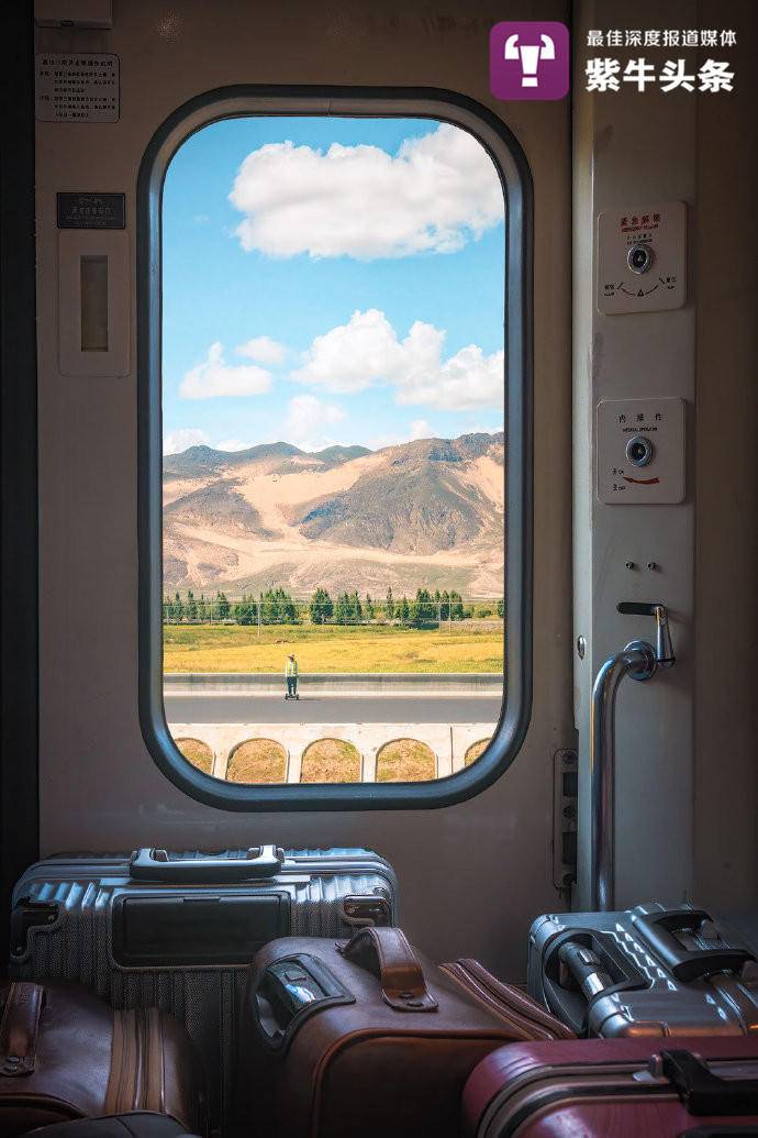 Photographer showcases China's distinct sceneries from train windows