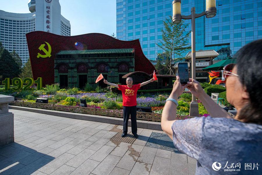 Flowerbeds adorn Beijing's Chang'an Avenue to celebrate centennial of CPC