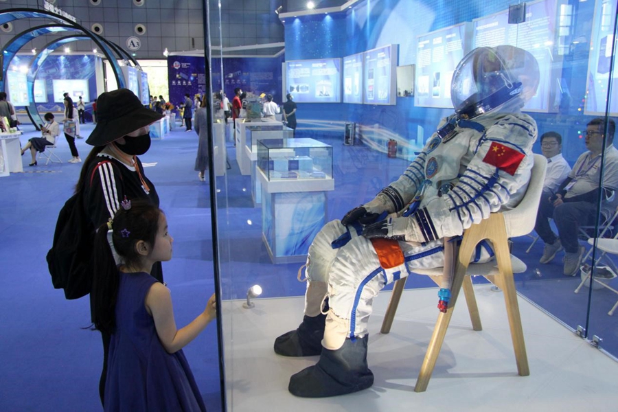 China shows strength and sense of responsibility as major country in space exploration